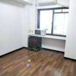 現在保冷庫の設置はございません。冷蔵庫はございます。