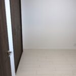 ホワイト系のフローリングと、ダークブラウンの建具のコントラストが美しい、モダンでスタイリッシュな室内空間です ホワイト系のフローリングと、ダークブラウンの建具のコントラストが美しい、モダンでスタイリッシュな室内空間です