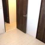 ホワイト系のフローリングと、ダークブラウンの建具のコントラストが美しい、モダンでスタイリッシュな室内空間です ホワイト系のフローリングと、ダークブラウンの建具のコントラストが美しい、モダンでスタイリッシュな室内空間です